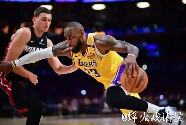 詹姆斯22+9关键7分定胜局 湖人击败热火终结连败